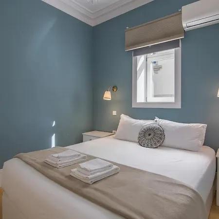 Location With Garden & Equipped Kitchen Apartment