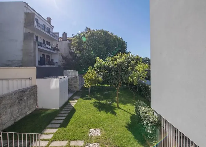 Location With Garden & Equipped Kitchen Lejlighed *