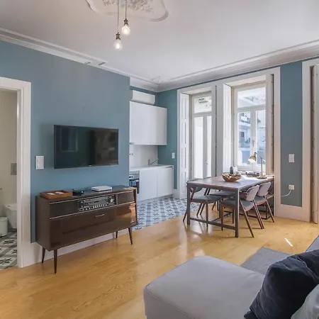 Location With Garden & Equipped Kitchen *