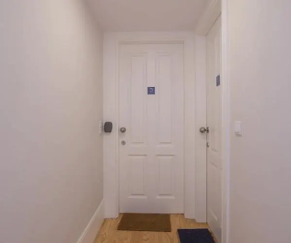 Location With Garden & Equipped Kitchen Apartament